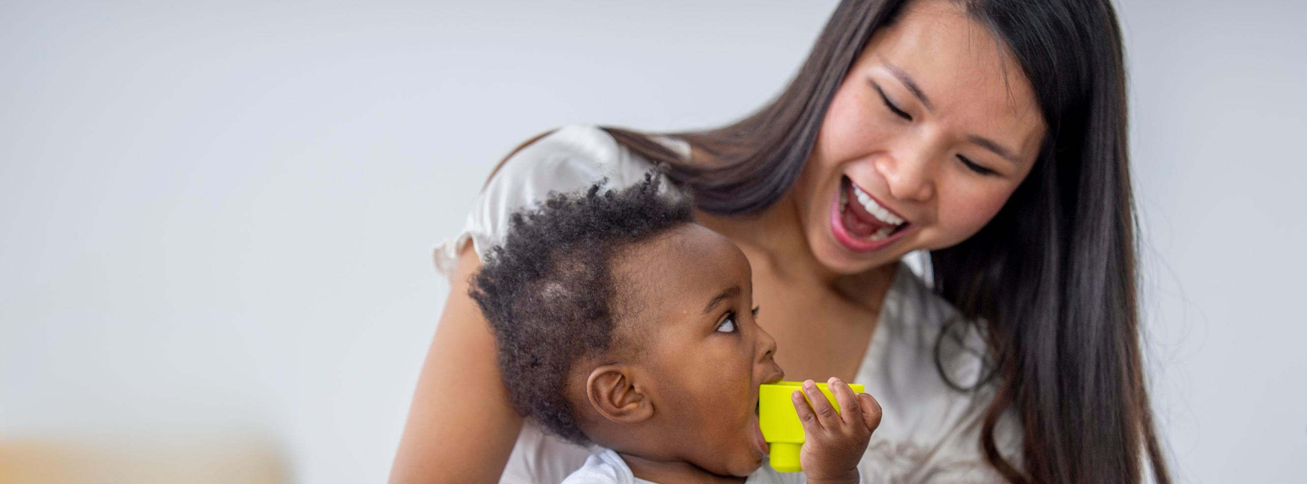 Intervenante jouant avec un bébé