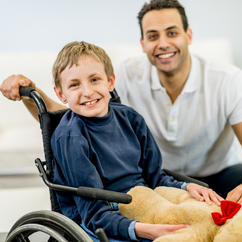 Intervenant K'Home Chez Soi accompagnant un enfant en situation de handicap